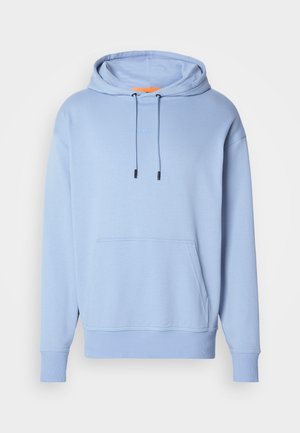 Helleblaue Pullover-Hoodie mit vorderer Kängurutasche, verstellbarem Zugband an der Kapuze, gerippten Bündchen, Saum und kleinem, zentriertem Logo auf der Brust.