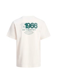 Camiseta blanca de manga corta con la inscripción "1966 THE NORTH FACE EST. BERKELEY CALIFORNIA" en verde en la espalda.