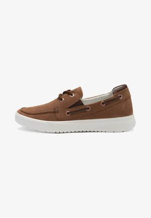 Brauner Wildleder-Casual-Bootsschuh mit weißer Gummisohle, Schnürung vorne und seitlichen Lederband-Details.
