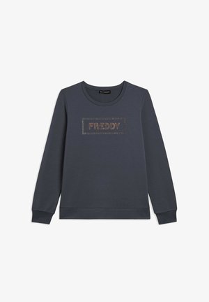 Sudadera gris oscuro con cuello redondo y mangas largas. Presenta 'FREDDY' en tachuelas metálicas sobre un parche rectangular. Textura de tela suave.