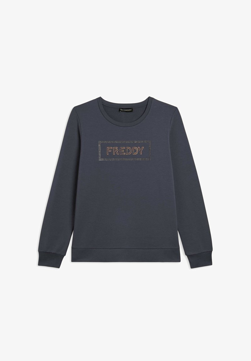 Sudadera gris oscuro con cuello redondo y mangas largas. Presenta 'FREDDY' en tachuelas metálicas sobre un parche rectangular. Textura de tela suave.