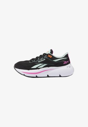 Chaussure de course Reebok noire avec semelle intermédiaire blanche, accents rose et orange, tige en mesh, et logo sur le côté et le talon.