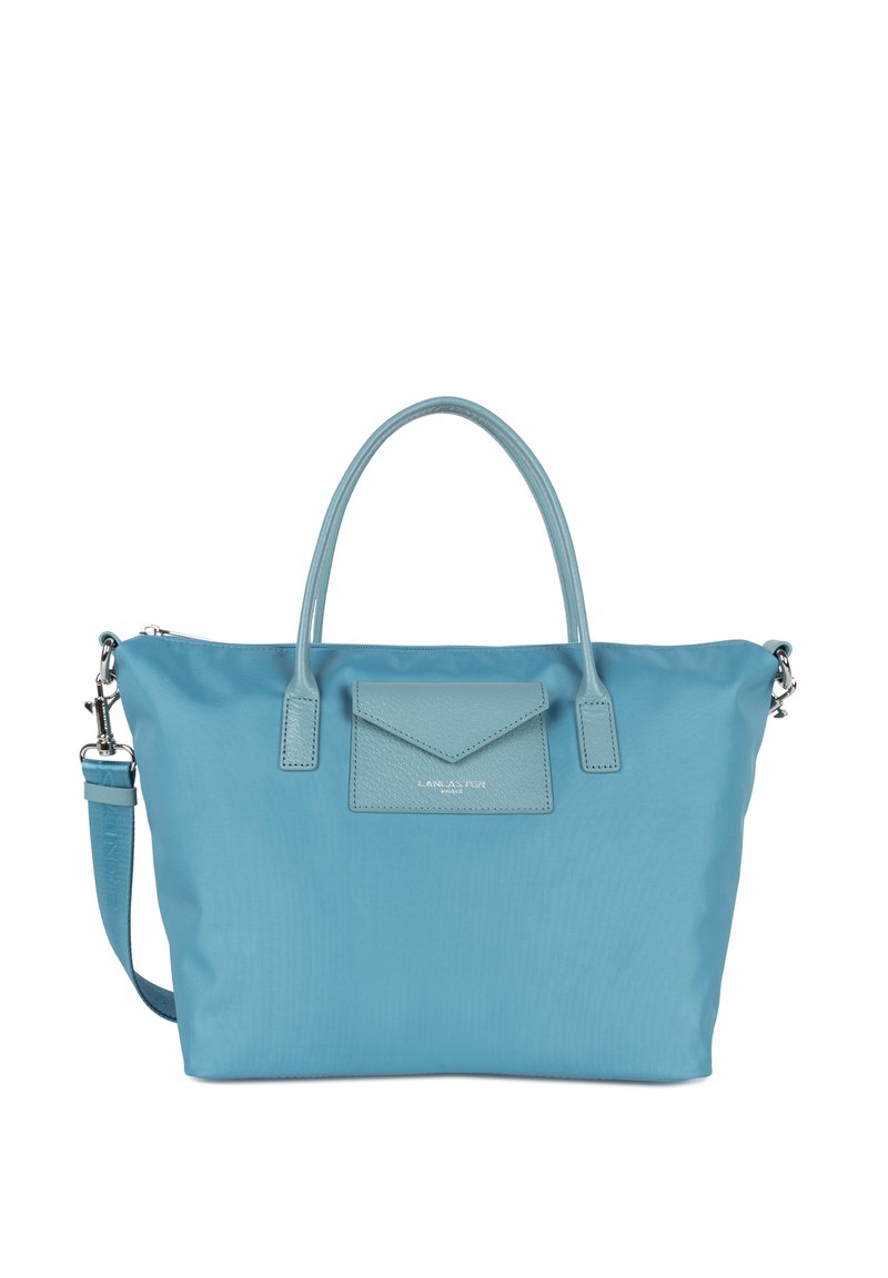 Borsa tote in nylon blu chiaro con dettagli in pelle, dotata di due manici, una tracolla rimovibile e una tasca frontale con pattina.