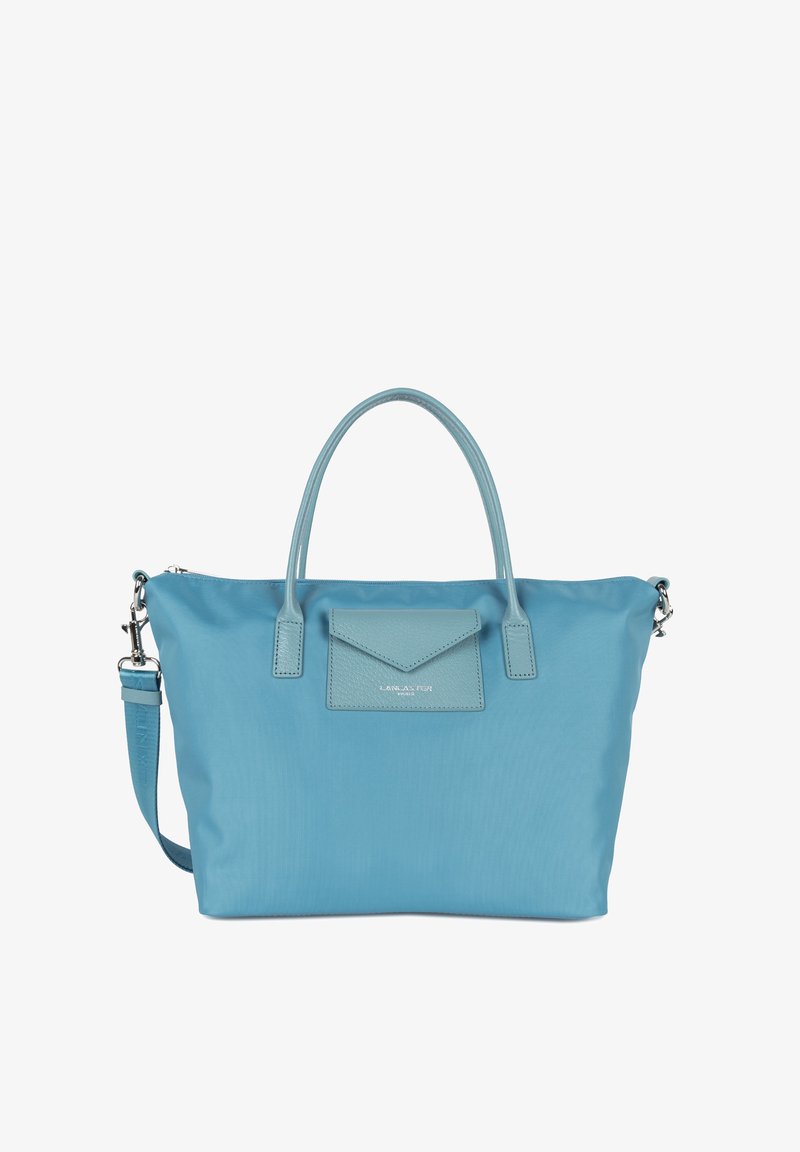 Borsa tote in nylon blu chiaro con dettagli in pelle, dotata di due manici, una tracolla rimovibile e una tasca frontale con pattina.