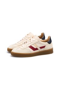 Beige Sneakers mit Wildleder-Oberfläche, bordeauxroten Streifen und navyfarbenem Absatz. Verfügt über ein Schnürdesign und eine strukturierte Gummisohle.