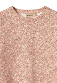 Měkká růžová a béžová látka s květinovým vzorem malých květin pokrývající kulatý výstřih trička označeného "WHEAT" velikost 4Y 104.