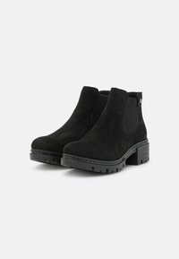 Bottes de cheville en suede noir avec des panneaux latéraux en élastique, un bout arrondi, une semelle en caoutchouc épaisse et un accent texturé au niveau du talon.
