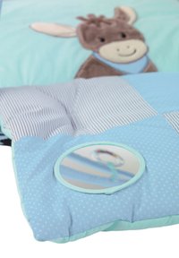 Baumwollspielmatte in Hellblau mit einem weichen, plüschigen braunen Eseldesign. Enthält einen runden Spiegel und verschiedene Muster: Streifen und Punkte.