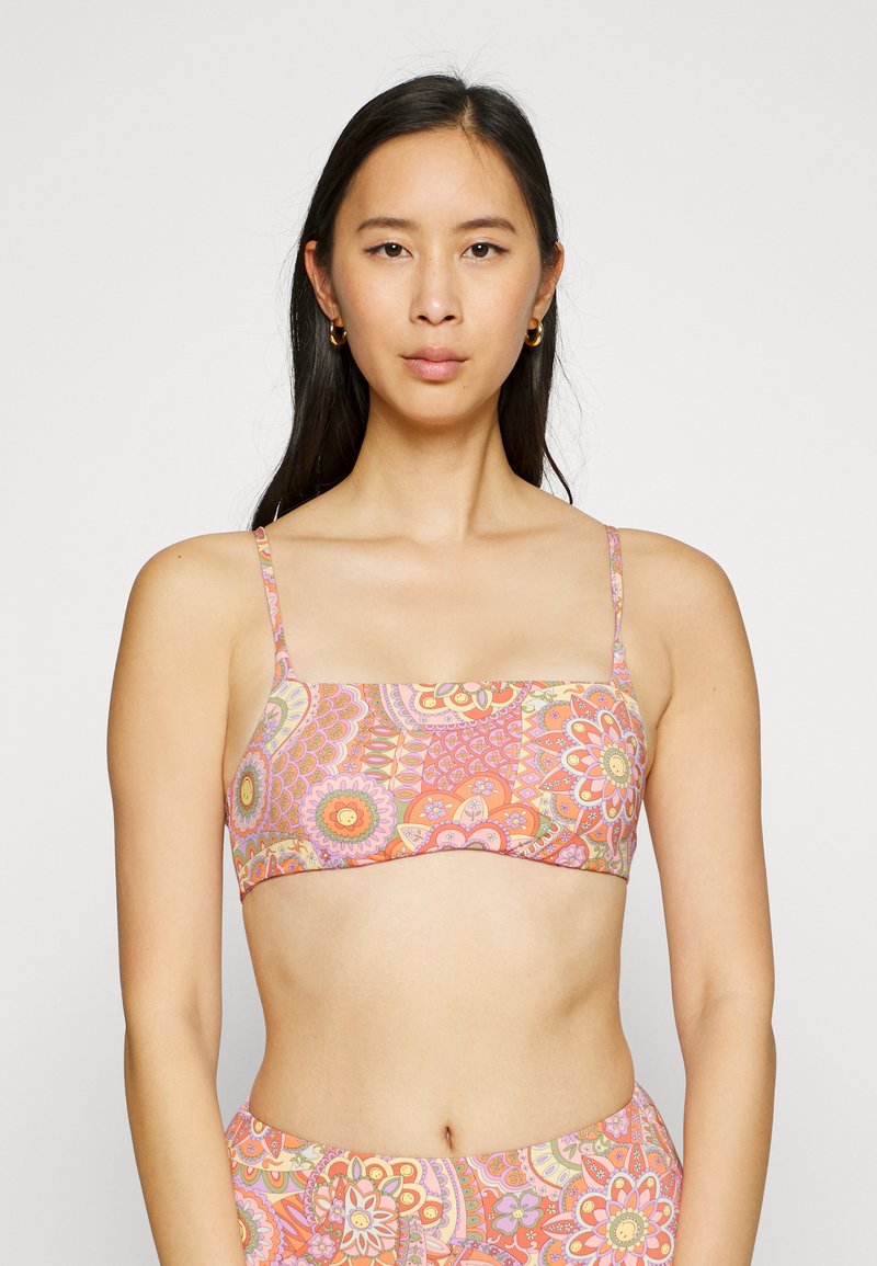 Viacfarebný bikiny top s kvetinovými a geometrickými vzormi, s tenkými nastaviteľnými ramienkami a obdlžníkovým tvarom. Vyrobený z hladkej tkaniny.