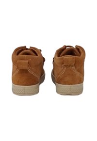 Stivali alla caviglia in suede color crema con una texture liscia, colletto arrotondato e suola in gomma beige. Presentano un design cucito e un passante sul tallone sul retro.