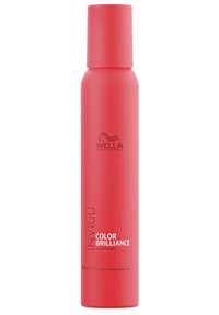Wella Invigo Color Brilliance conditionerende mist in een cilindrische felroze fles, met witte tekst en logo, en een matte afwerking.