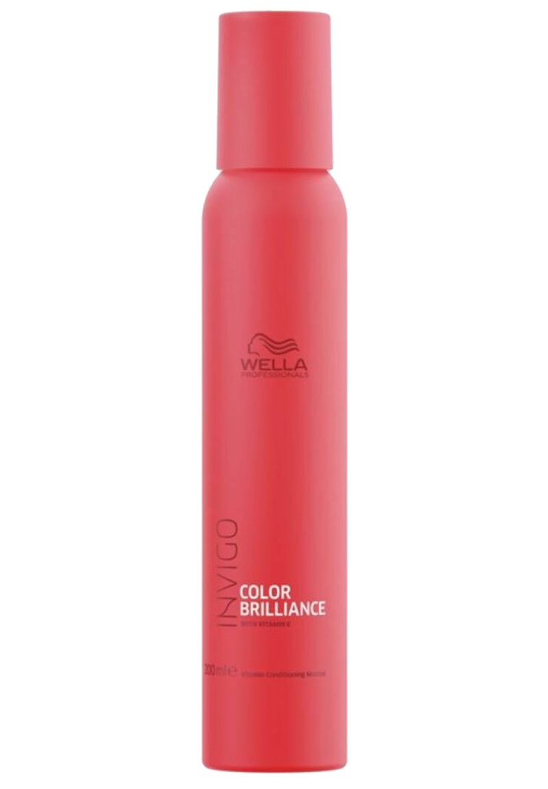 Wella Invigo Color Brilliance conditionerende mist in een cilindrische felroze fles, met witte tekst en logo, en een matte afwerking.
