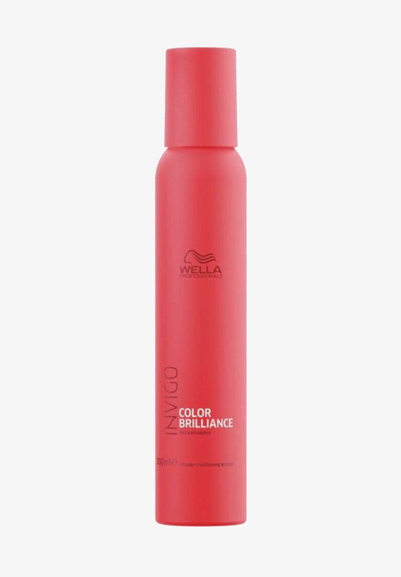 Wella Invigo Color Brilliance conditionerende mist in een cilindrische felroze fles, met witte tekst en logo, en een matte afwerking.
