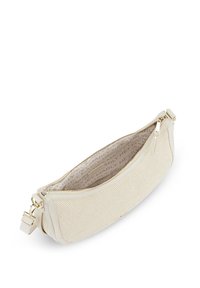 Beige clutchbag met een gestructureerd geweven buitenkant, soepele leren accenten en een ritssluiting met een interieurvoering met logo-patroon.