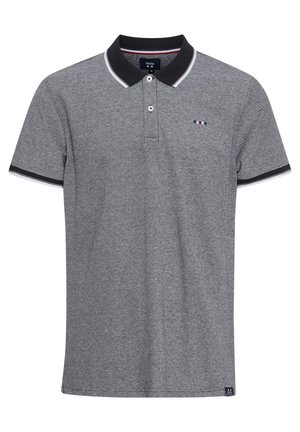 Hallhalli hall särk, millel on tekstuuriga kangas, must krae ja valged aktsendid varrukatel. Omab väikest logo, millel on punased, valged ja sinised triibud.