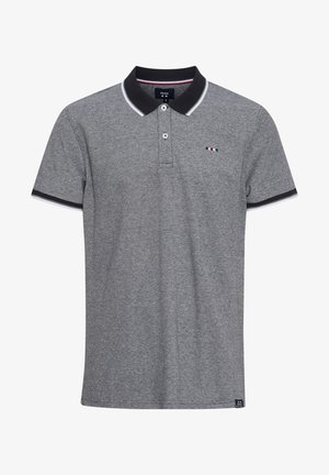 Siva polo majica s teksturiranim materijalom, crnim ovratnikom i bijelim detaljima na rukavima. Ima mali logo s crvenim, bijelim i plavim prugama.