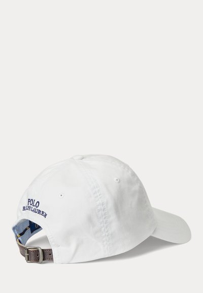 Boné de basebol branco feito de algodão, com logótipo "Polo Ralph Lauren" bordado em azul-marinho. Alça ajustável de couro castanho na parte de trás.