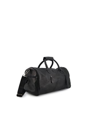 Zwart leren duffeltas met dubbele handvatten, een voorvak met rits en een verstelbare schouderriem tegen een witte achtergrond.
