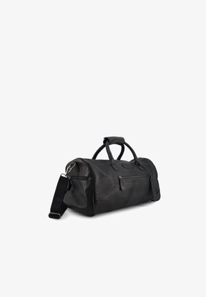 Schwarze Leder-Reisetasche mit zwei Griffen, einer vorderen Reißverschlusstasche und einem verstellbaren Schultergurt vor weißem Hintergrund.