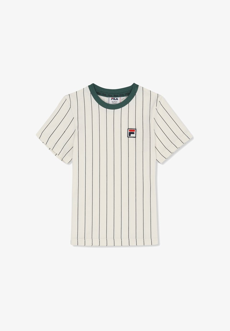 Camiseta blanca de manga corta con delgadas rayas verticales negras, cuello verde y un pequeño parche con el logo de FILA en el lado izquierdo del pecho.