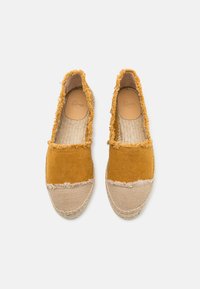 Gelbe Stoff-Espadrilles mit ausgefranster Kante, ausgestattet mit einer beige Jute-Sohle und gewebter Textur. Schlichtes Design, leichtes Bauweise.