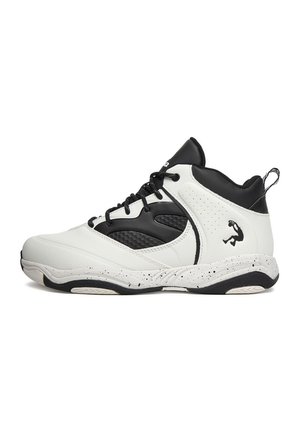 Weiß-schwarzer High-Top-Basketballschuh mit schwarzen Schnürsenkeln, texturierter Zwischensohle mit schwarzen Sprenkeln und Basketballspieler-Logo an der Ferse.