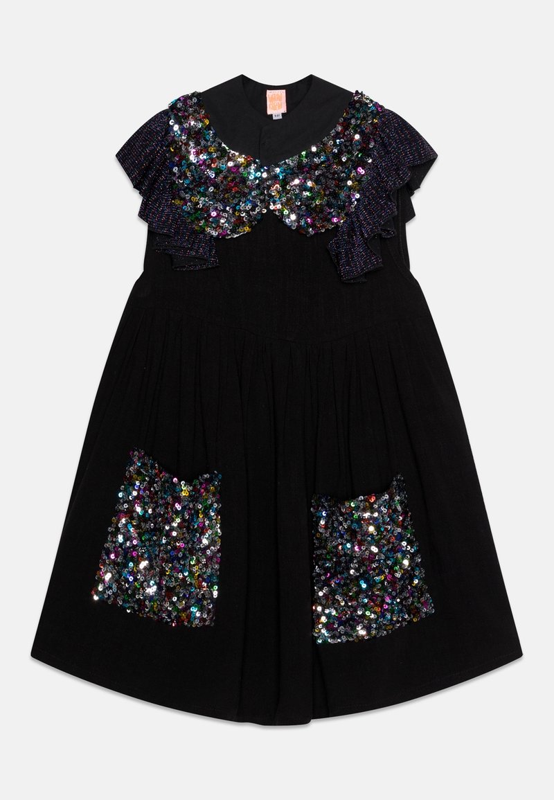Robe noire avec un col à volants orné de sequins multicolores et deux poches brodées de sequins à l'avant.