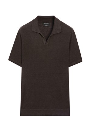 Polo à manches courtes brun foncé avec un col souple et une petite ouverture en V.