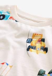 Next ALL-OVER  - T-shirt med print - white racecar