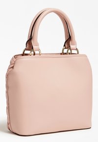 Różowa torebka z sztucznej skóry z złotymi akcentami, pikowanym panelem bocznym, okrągłymi uchwytami i sztywnym kwadratowym kształtem.