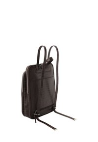 Barna krokodilbőr mintájú hátizsák állítható pántokkal, karcsú téglalap alakú, dupla cipzárral és minimalista fém díszítésekkel.