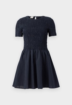 Robe bleu marine à manches courtes et corsage smocké, avec une jupe évasée ornée de subtiles rayures blanches et une ouverture en forme de clé au dos.