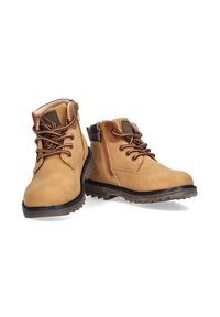 Botas de tobillo de ante marrón con cordones, con un collar acolchado, suela de goma texturizada y cordones en un marrón oscuro a juego. Presentan cremalleras laterales.