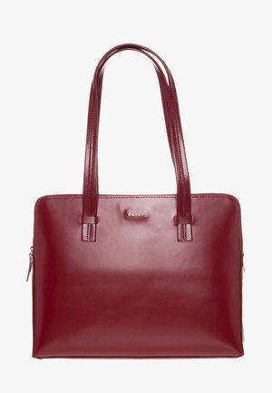 Rote Ledertasche mit zwei langen Griffen, rechteckiger Form und kleinem Metall-Logo der Marke, das nahe der Oberseite zentriert ist.
