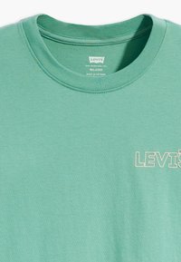 Levi's® RELAXED FIT GRAPHIC TEE - Camiseta básica - chrome headline beryl green