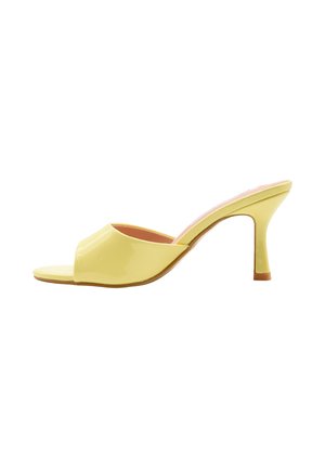 Mule giallo in pelle verniciata con punta aperta, tacco kitten di altezza media e design slip-on su sfondo bianco.