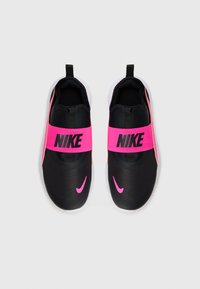 Baskets noires à enfiler avec une sangle élastique rose arborant un logo Nike noir ; matériau texturé avec une semelle blanche et des accents roses.