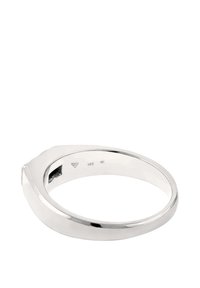 Sølvring i sterlingsølv med en slank, glat ring og en distinkt geometrisk form. Har indgraverede mærker på den indre overflade.