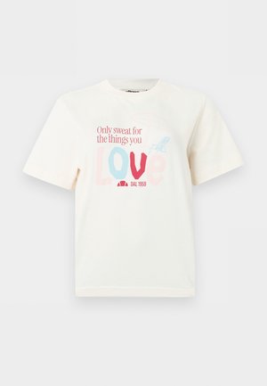 Weißes T-Shirt mit kurzen Ärmeln und dem Text "Only sweat for the things you LOVE" in roten und blauen Schriftarten sowie einer schwachen Stuhlimitation.