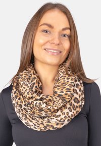 Écharpe à imprimé léopard, tissu doux avec un mélange de tons beige clair et brun foncé, conçue dans un style bouclé, reposant autour du cou.