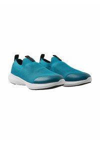 Niebieskie buty wsuwane z chropowatym materiałem na cholewce, kontrastującymi czarnymi pętelkami na pięcie oraz białymi gumowymi podeszwami, z zaokrągloną noskiem.