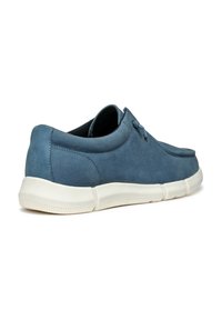 Sneaker in suede bluette con un design arrotondato, suola in gomma bianca e accenti minimalisti. Texture liscia con colletto imbottito.