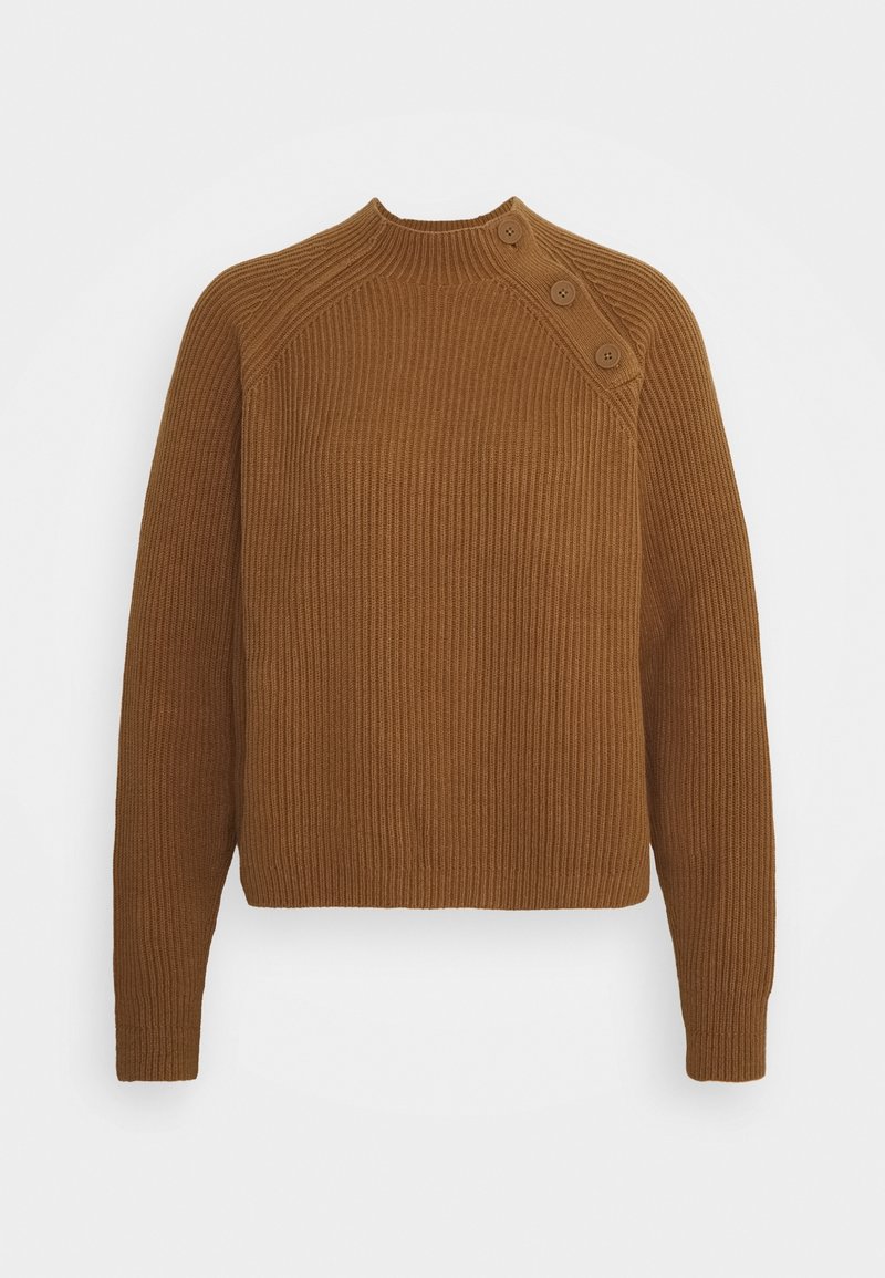 Maglione a coste marrone con colletto alto, caratterizzato da una spalla inclinata e tre bottoni decorativi su un lato. Vestibilità standard, materiale testurizzato.