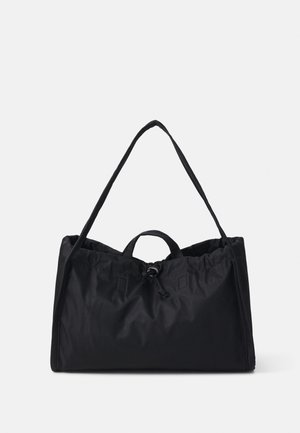 Borsa nera in nylon con cima arricciata, una maniglia per il trasporto e chiusura a cordoncino con dettagli decorativi. Forma compatta e rettangolare.