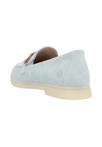 Helle blaue Wildlederschlupfschuhe mit weicher Textur, runder Zehenform und hellfarbener Sohle. Dekorativer Kettenakzent an der Vorderseite.