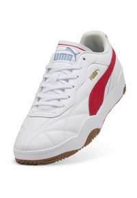 Hvide sneakers med røde og blå accenter, overdel i tekstureret læder, gummisål og snørelukning med et guldlogo på siden.