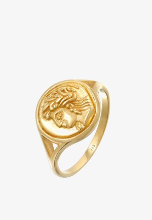 Guldtonet ring med en rund medaljon med et hævet ansigtsdesign. Materiale markeret 925. Glat band med udskårne detaljer.