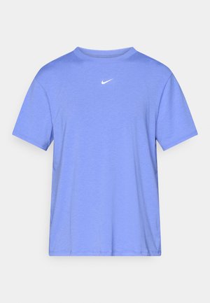 Μπλε βαμβακερό t-shirt με στρογγυλή λαιμόκοψη, κοντά μανίκια και μικρό λευκό λογότυπο Nike στο στήθος. Ομαλή υφή και άνετη εφαρμογή.