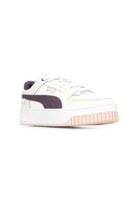 Sneaker bianca con dettagli viola, caratterizzata da una tomaia in pelle testurizzata, suola in gomma spessa e lacci piatti. Design minimalista con dettaglio del logo.