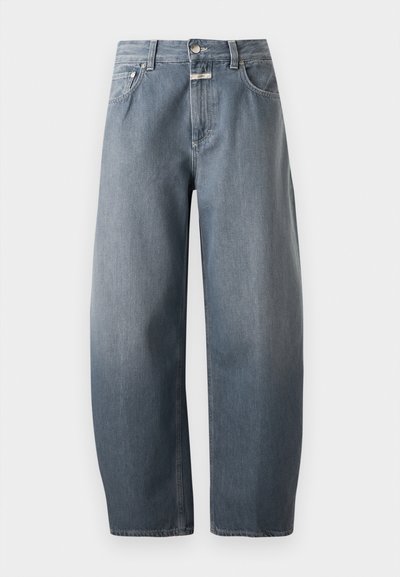 Jean denim bleu à jambes larges avec design classique à cinq poches et fermeture par boutons, présenté de face sur un fond uni.